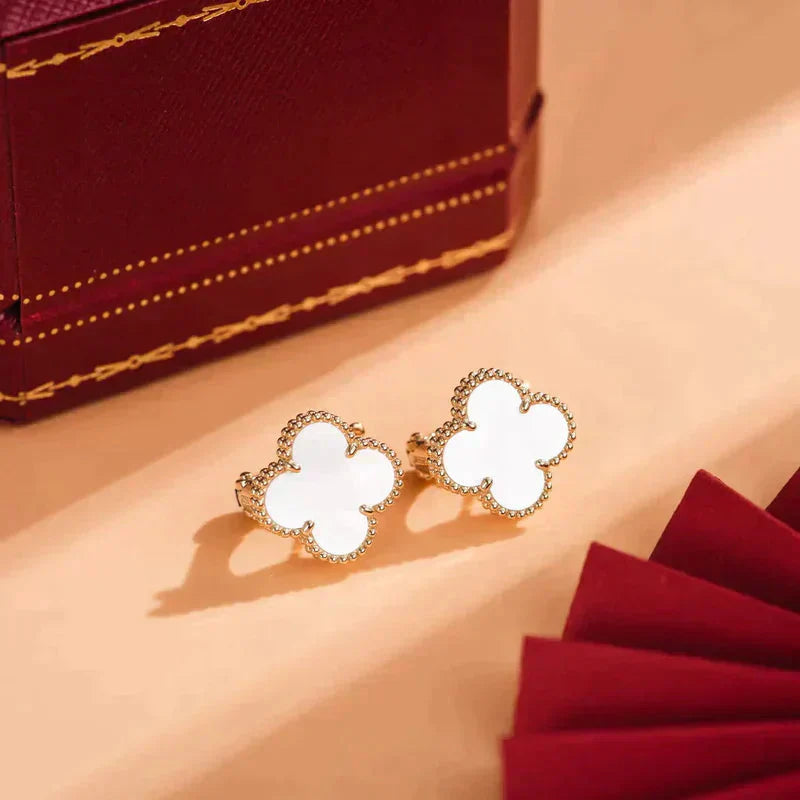 VCA CLOVER MEDIUM 1 MOTIFS WHITE MOP STUD EARRINGS