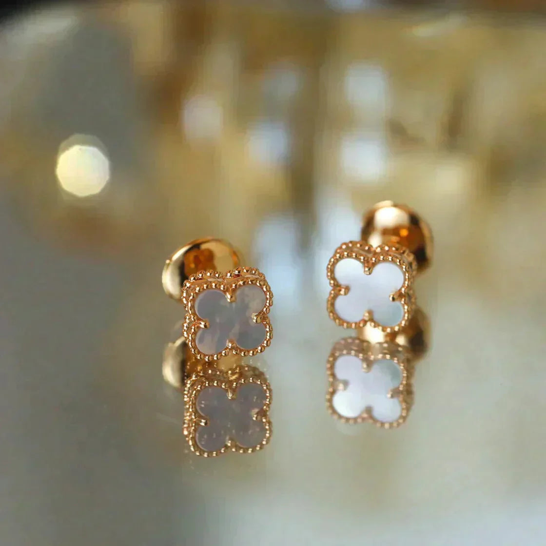 VCA CLOVER MINI 9.5MM WHITE MOP EARRINGS