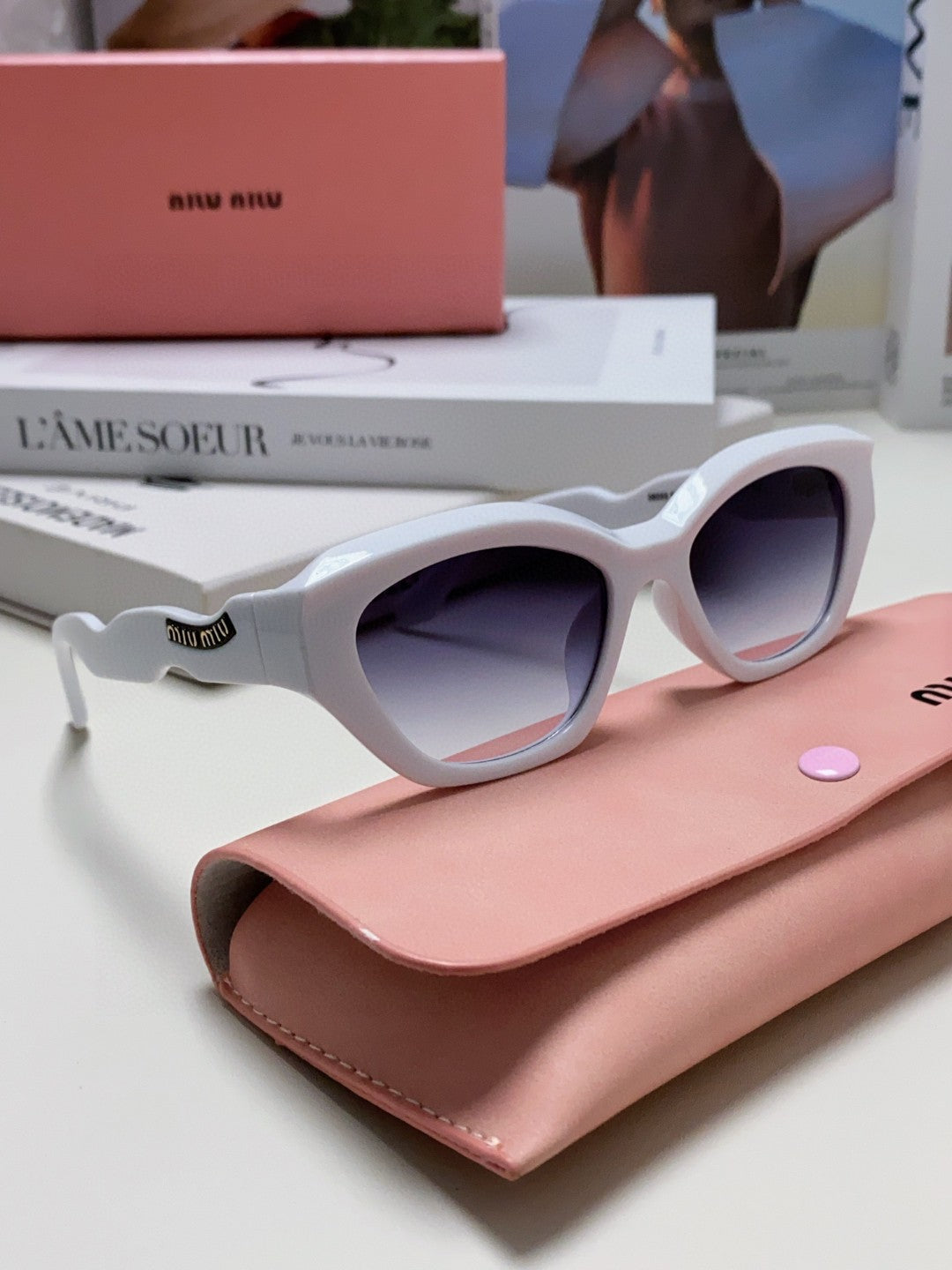 MIU MIU LOGO CAT EYE SUNGLASSES 513007 IN WHITE ACETATE WAVY FRAME