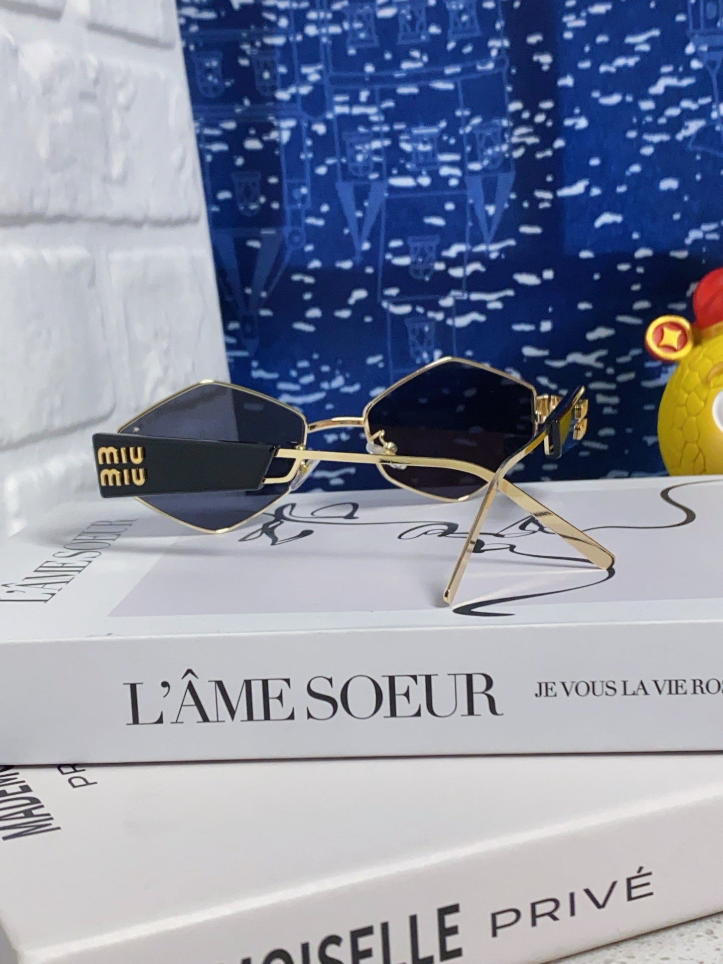 MIU MIU LOGO SUNGLASSES 560866 IN GOLD METAL BLACK LENS
