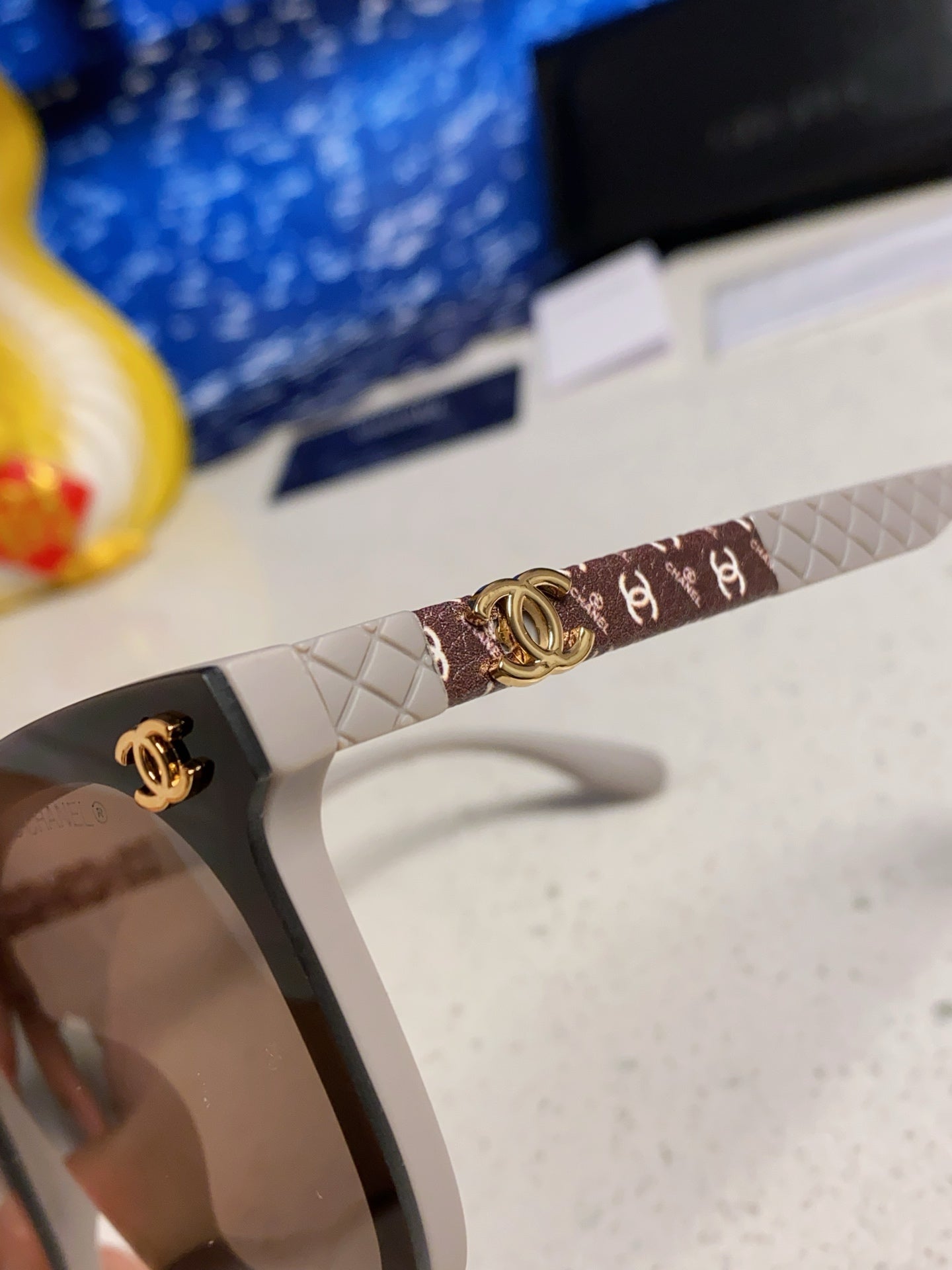 CHANEL BROWNLINE SUNGLASSES 638936 IN LIGHT GRAY ACETATE