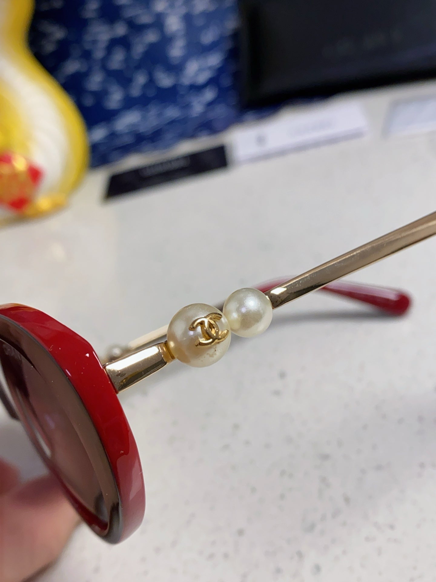 CHANEL OVAL SUNGLASSES 640344 IN BLACK RED ACETATE METAL FRAME EMBOSSED PEARL