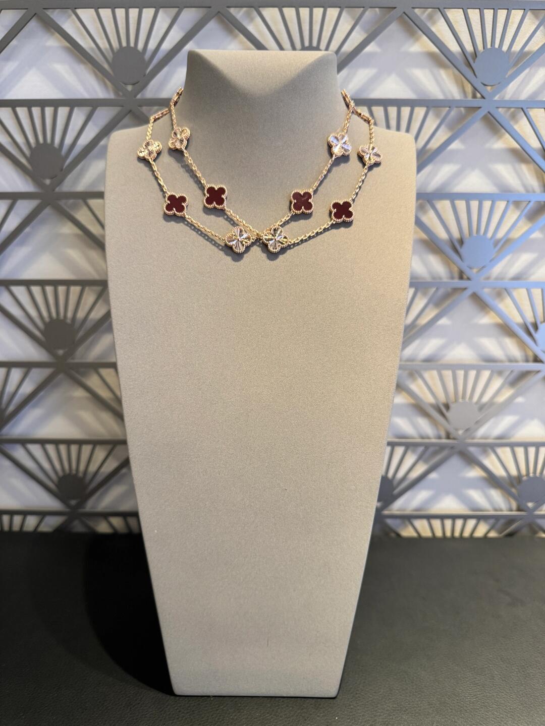 VCA CLOVER 20 MOTIFS LASER CARNELIAN NECKLACE