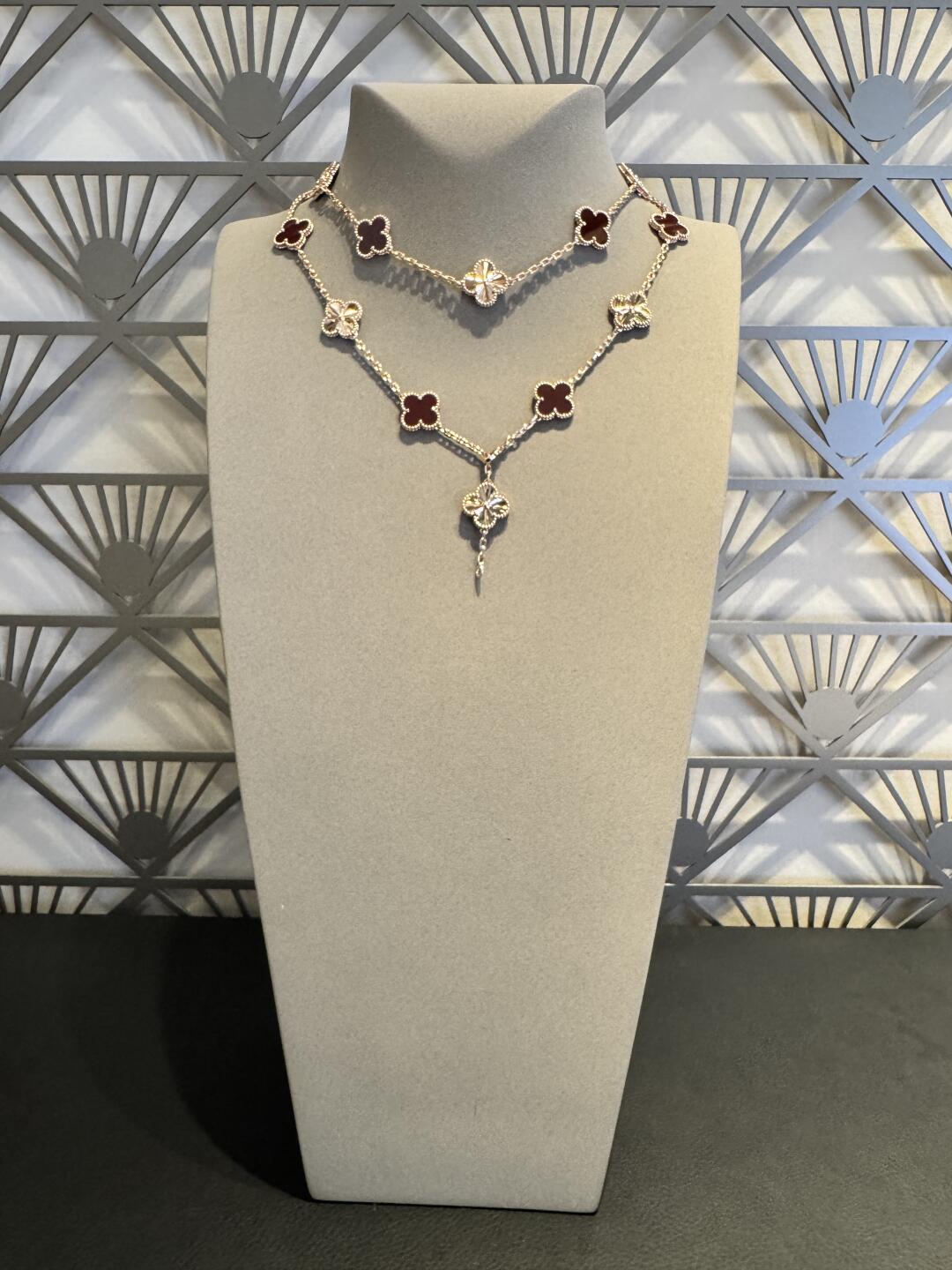 VCA CLOVER 20 MOTIFS LASER CARNELIAN NECKLACE