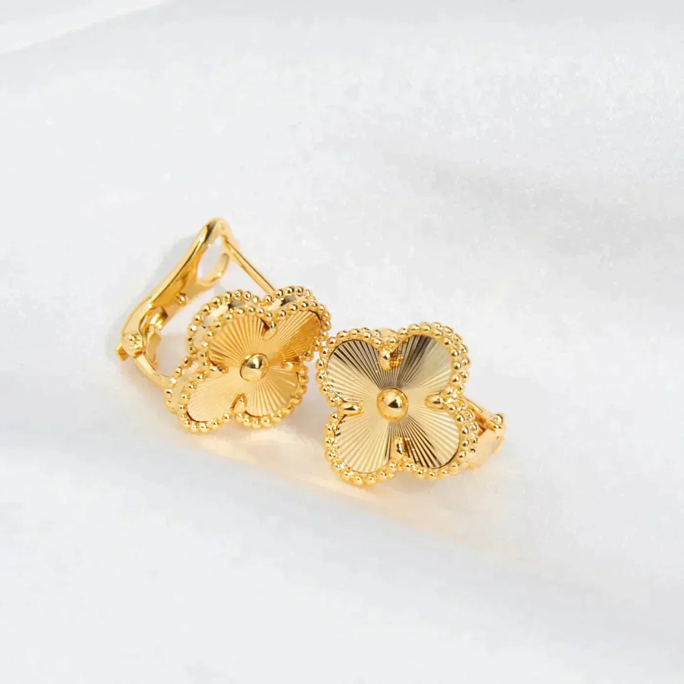 VCA CLOVER MEDIUM 1 MOTIFS LASER EARRINGS