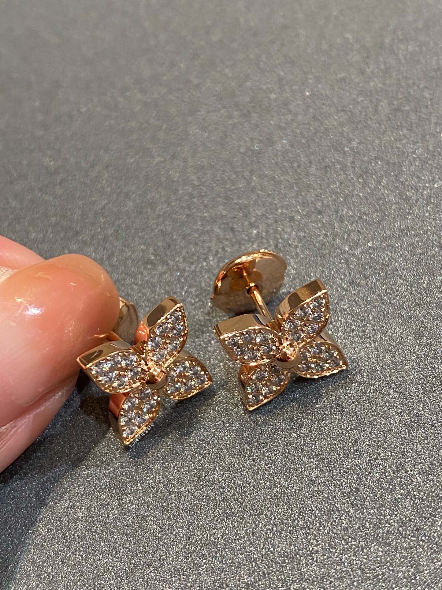 LOUIS VUITTON STAR DIAMOND EARRINGS