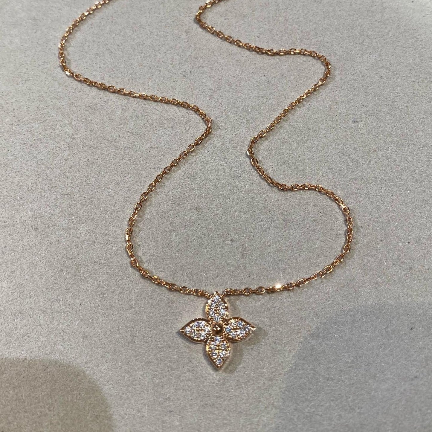 LOUIS VUITTON STAR DIAMOND NECKALCE