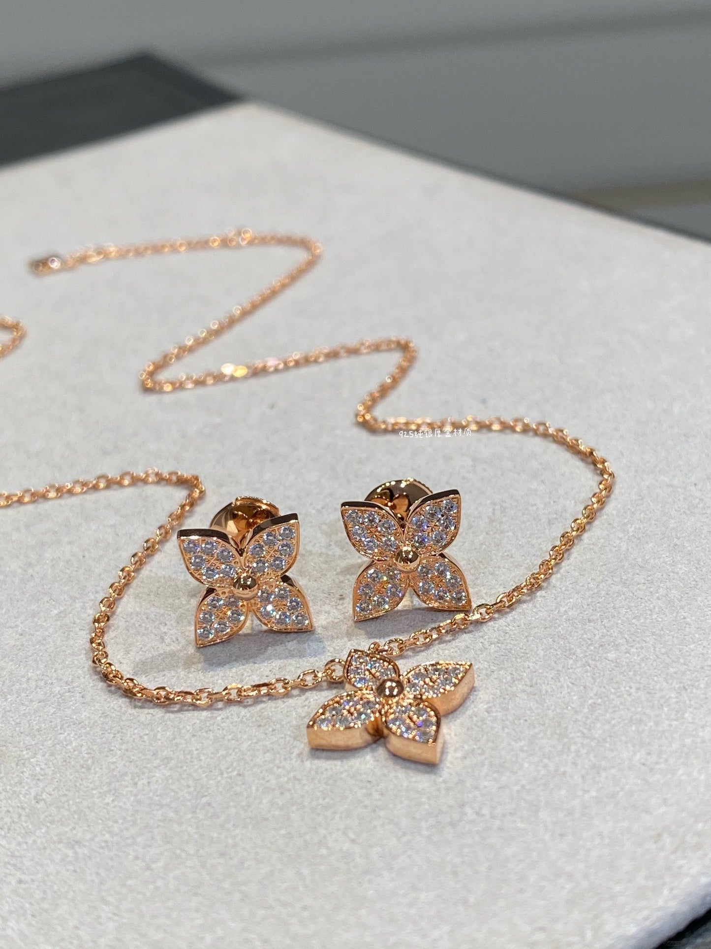 LOUIS VUITTON STAR DIAMOND NECKALCE