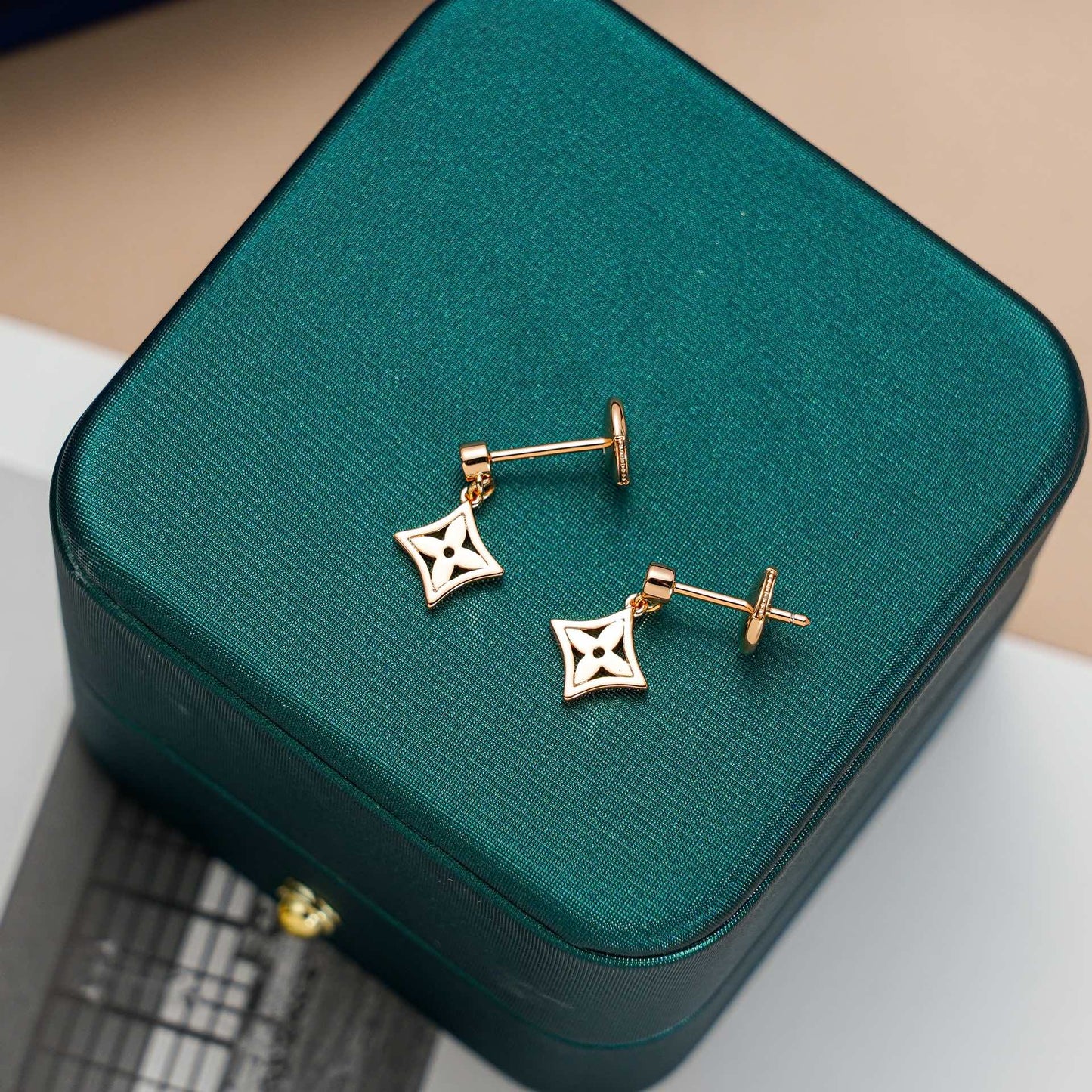 LOUIS VUITTON STAR EARRINGS GOLD