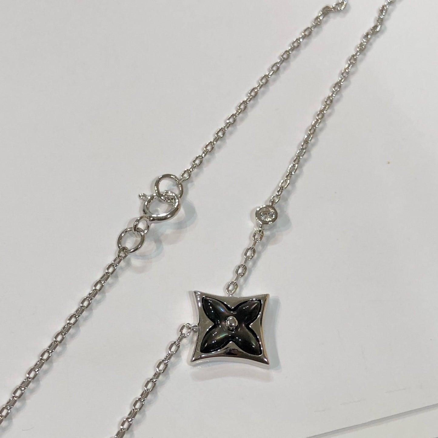 LOUIS VUITTON STAR BLACK MOP NECKLACE