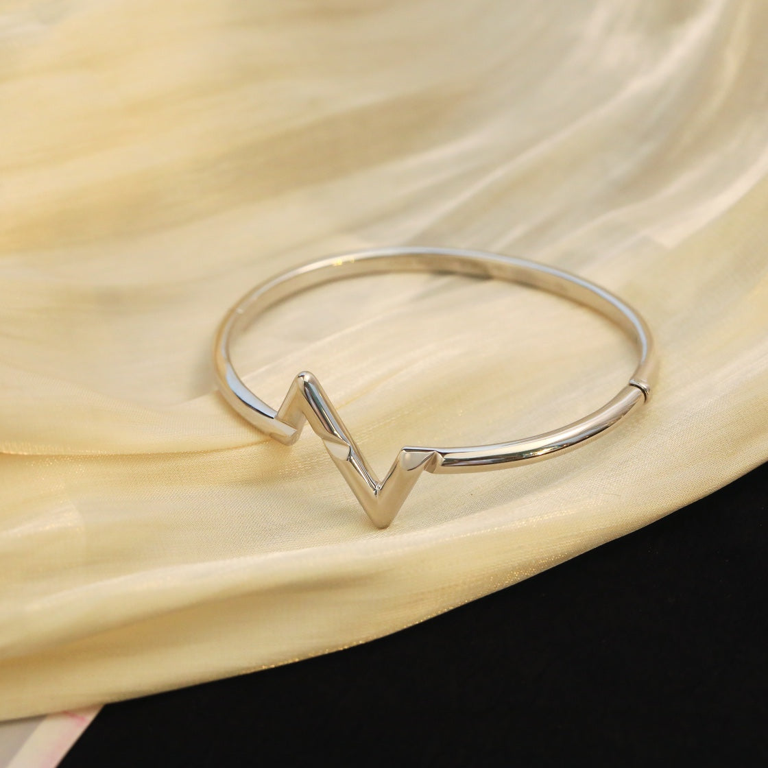 LOUIS VUITTON VOLTE UPSITE DOWN BRACELET