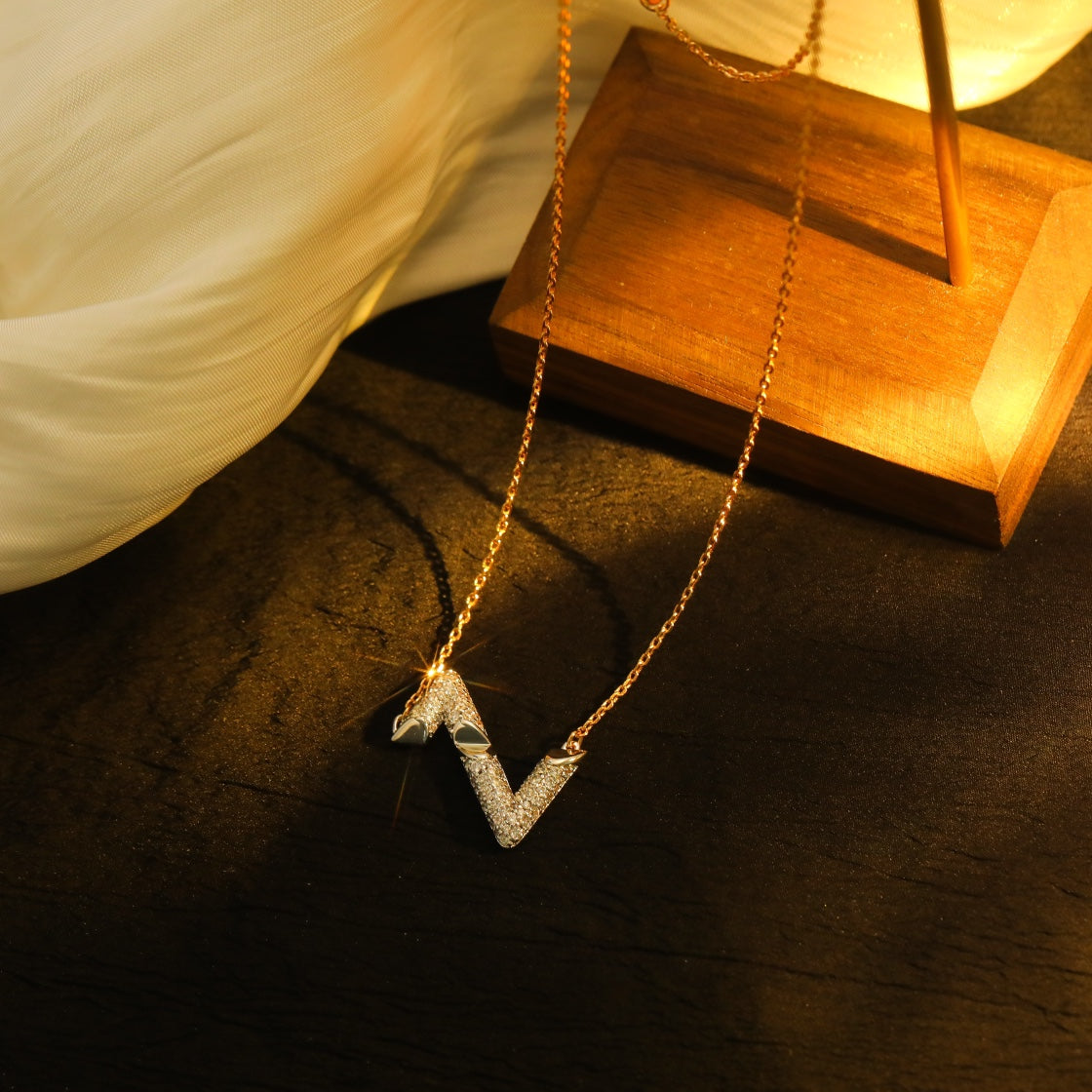 LOUIS VUITTON VOLT SILVER DIAMOND PEDANT NECKLACE