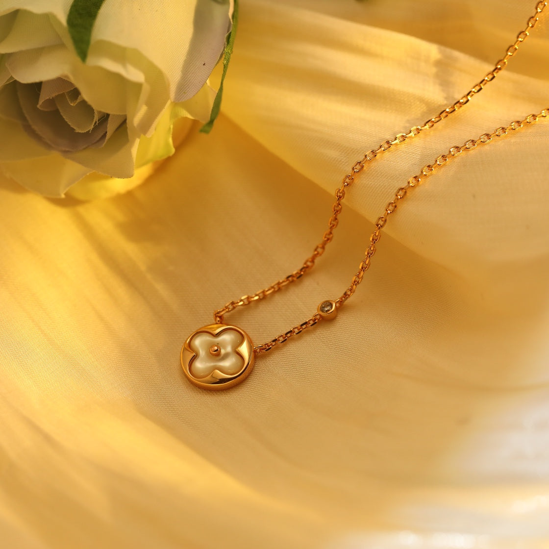 LOUIS VUITTON SUN PEDANT PINK GOLD 1 DIAMOND NECKLACE