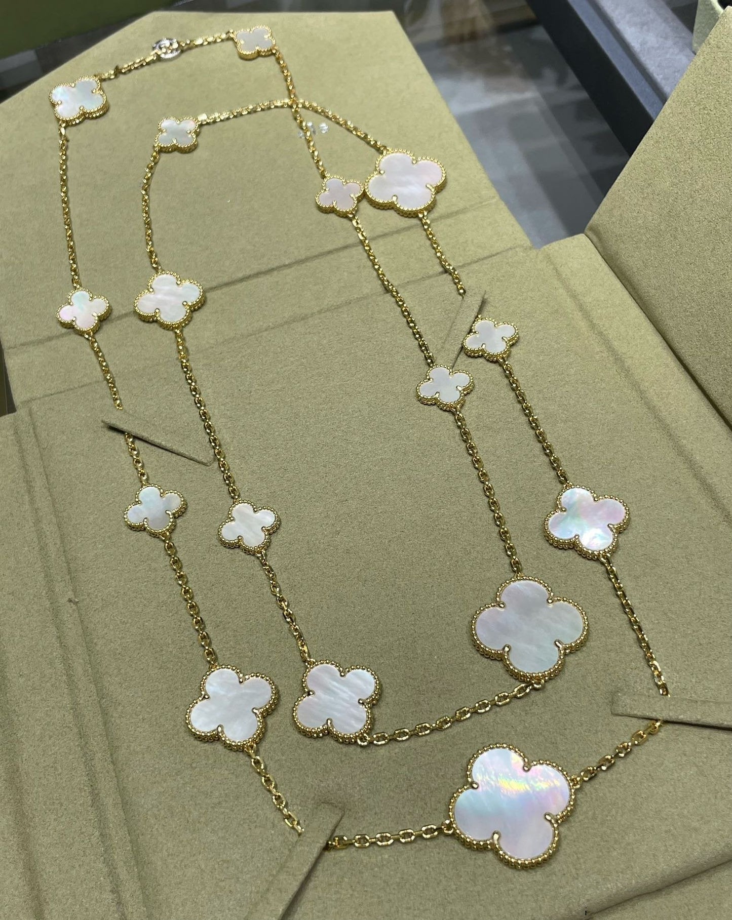 VCA CLOVER 16 MOTIF WHITE MOP GOLD NECKLACE