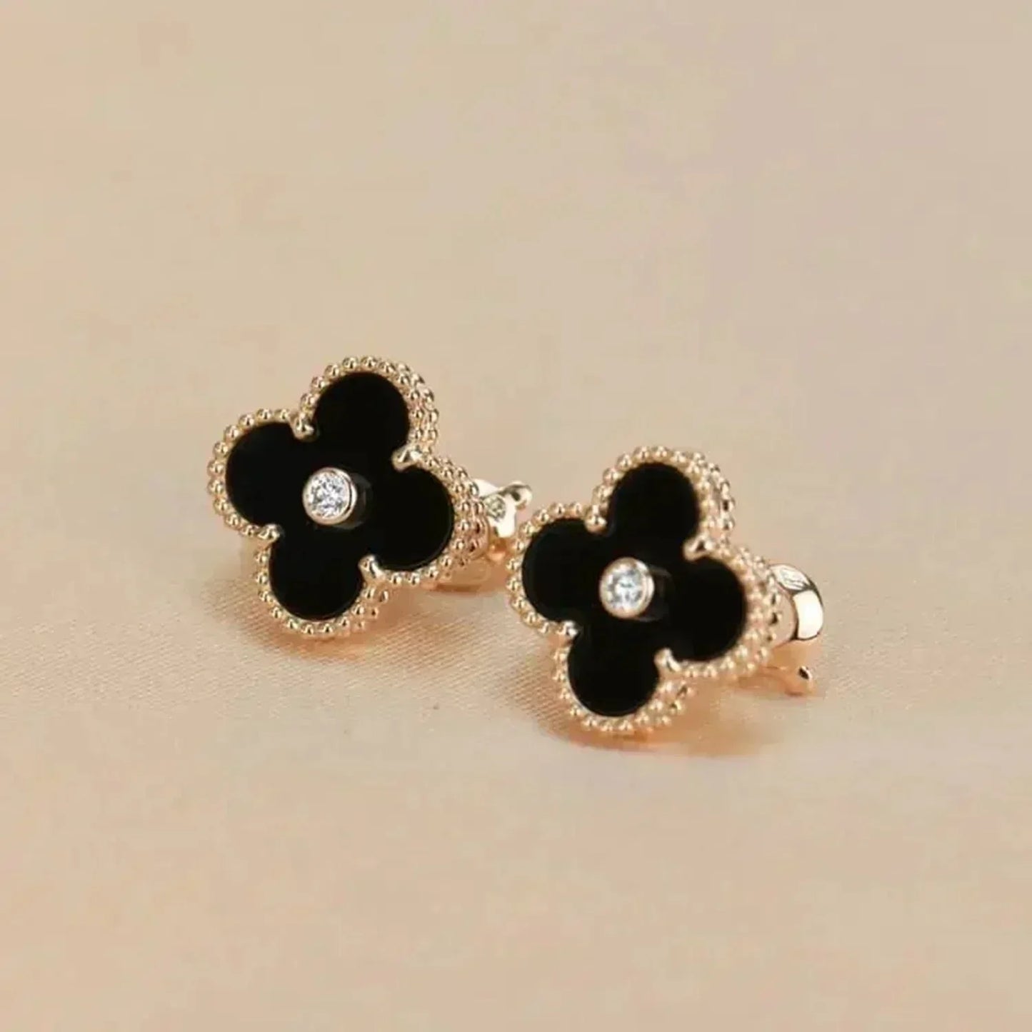 VCA CLOVER MEDIUM 1 MOTIFS ONYX DIAMOND EARRINGS