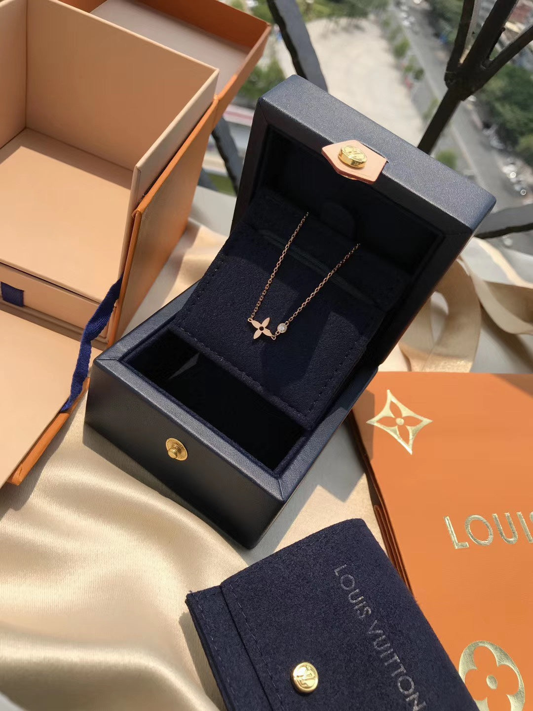 LOUIS VUITTON BLOSSOM PENDANT PINK GOLD AND DIAMOND