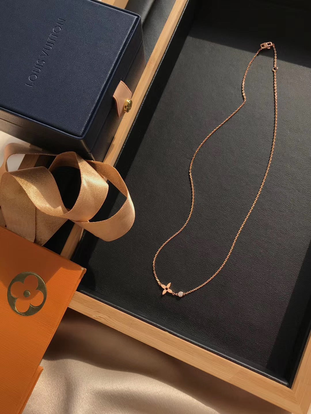 LOUIS VUITTON BLOSSOM PENDANT PINK GOLD AND DIAMOND