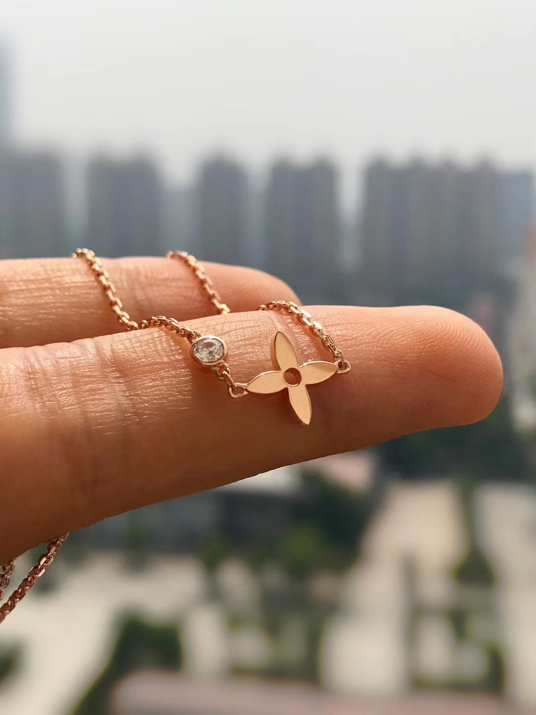 LOUIS VUITTON BLOSSOM PENDANT PINK GOLD AND DIAMOND