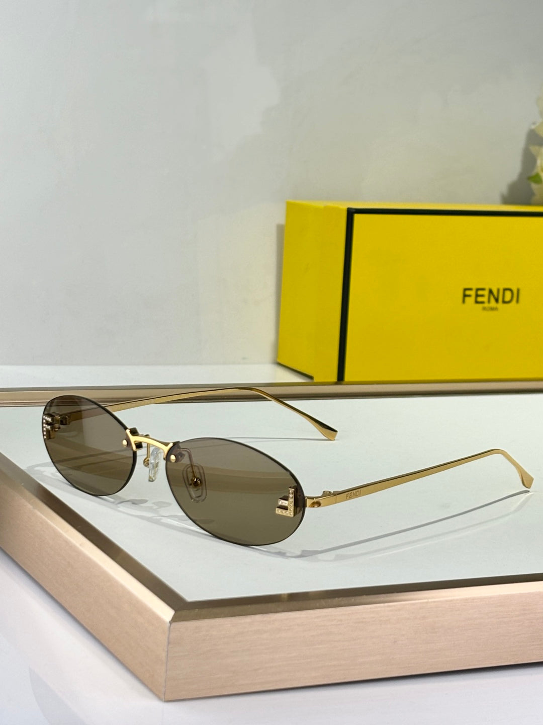 FENDI FIRST CRYSTAL RIMLESS OVAL FRAME SUNGLASSES FE4075US IN METAL