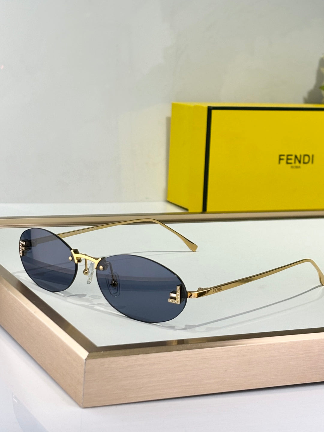 FENDI FIRST CRYSTAL RIMLESS OVAL FRAME SUNGLASSES FE4075US IN METAL