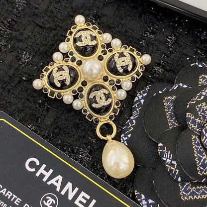 18K  Chanel Pearl Pendant Gold Brooch