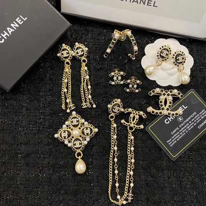 18K  Chanel Pearl Pendant Gold Brooch