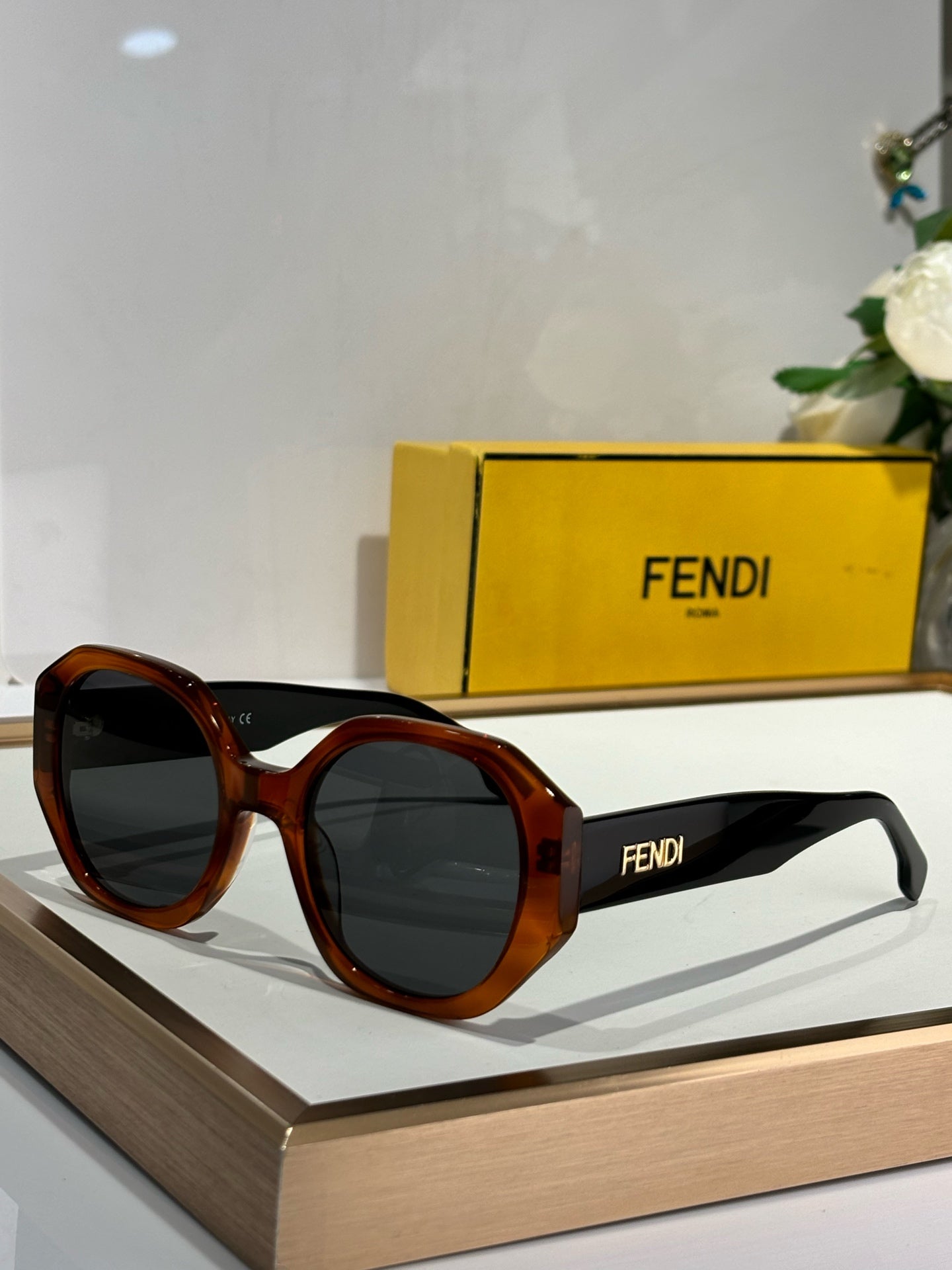 FENDI FEN EVOLUTION CHUNKY GEOMETRIC FRAME SUNGLASSES FE40118 IN ACETATE