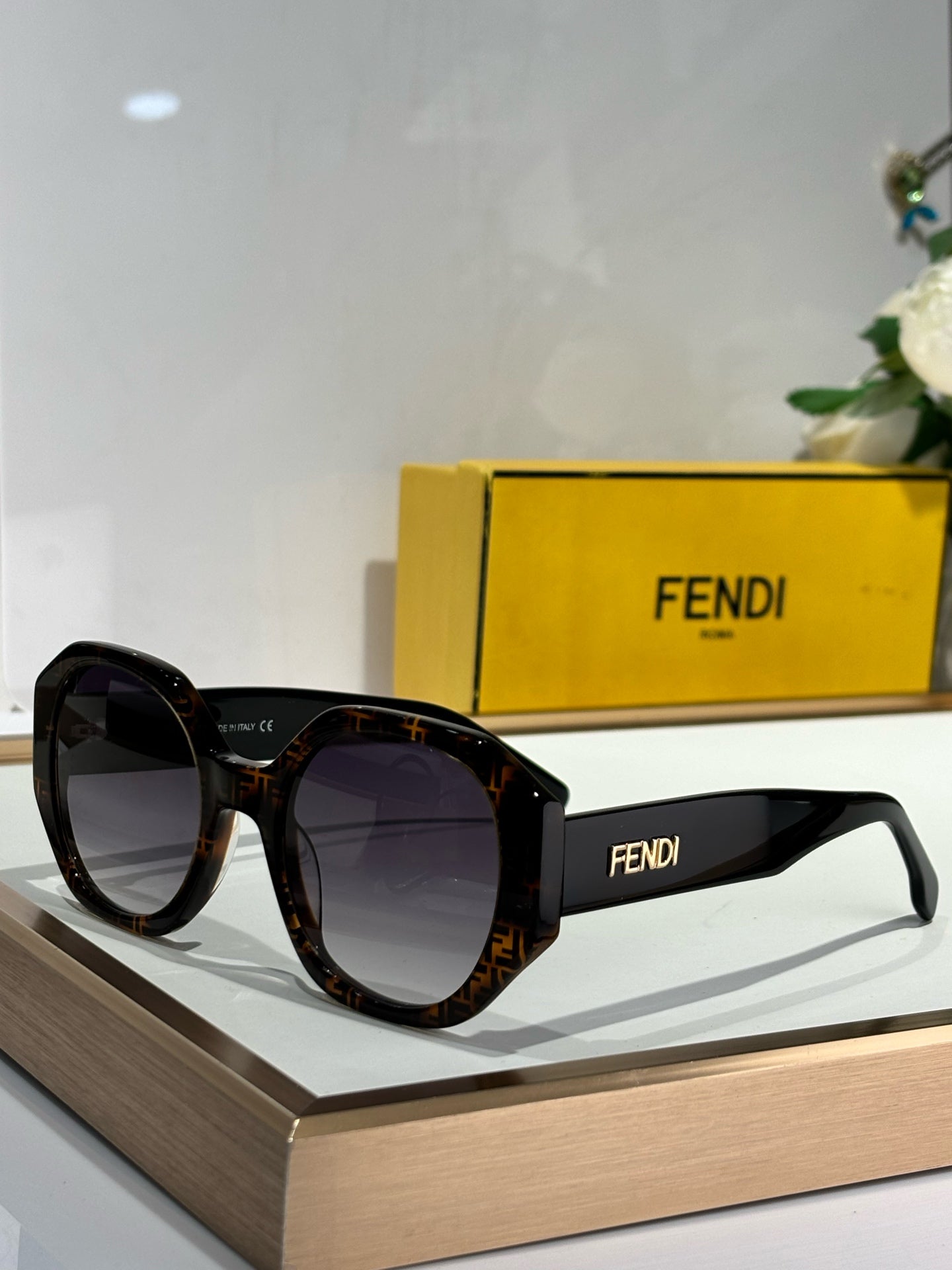 FENDI FEN EVOLUTION CHUNKY GEOMETRIC FRAME SUNGLASSES FE40118 IN ACETATE