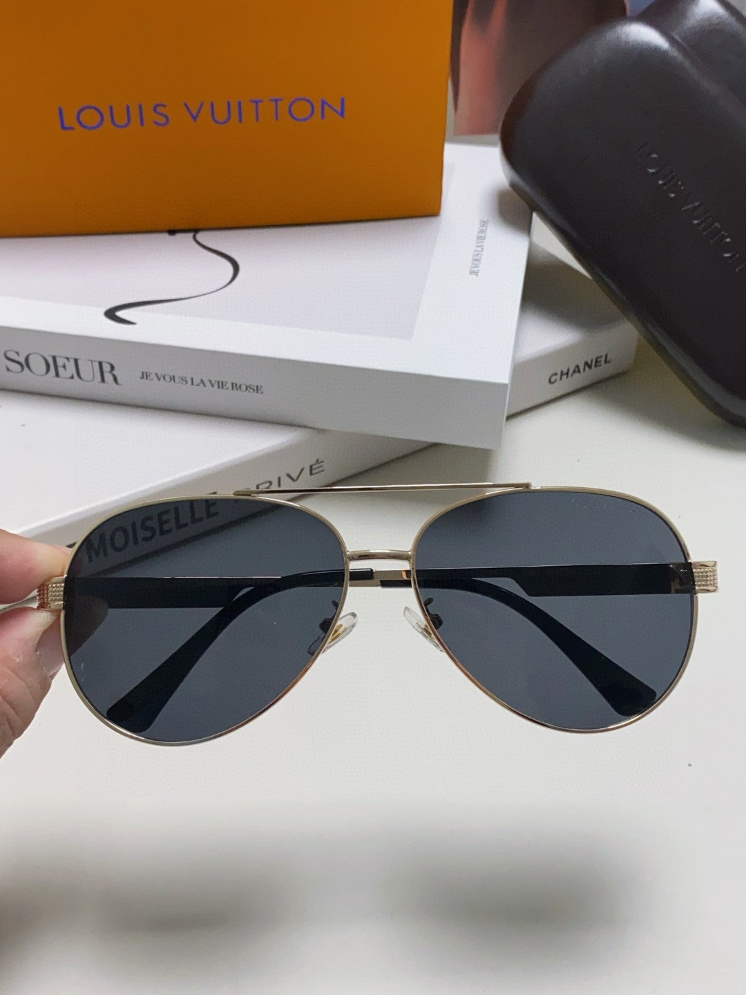 LOUIS VUITTON PILOT SUNGLASSES 581364 IN GOLD METAL BLACK LENSES