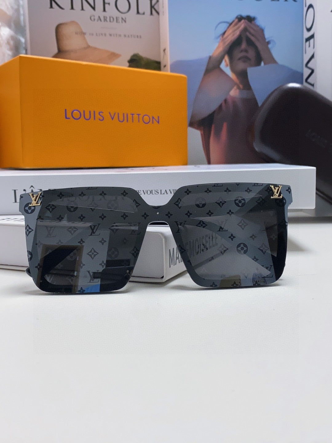 LOUIS VUITTON SQUARE SUNGLASSES 581366 IN BLACK ACETATE MONOGRAM MASK ON LENS