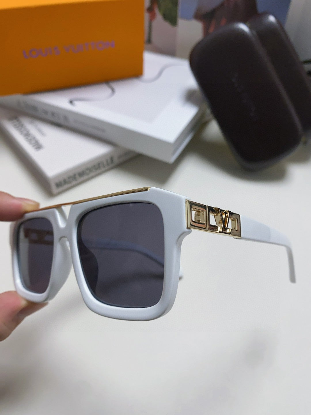 LOUIS VUITTON MASCOT PILOT SQUARE SUNGLASSES 581377 IN WHTIE ACETATE GOLD METAL