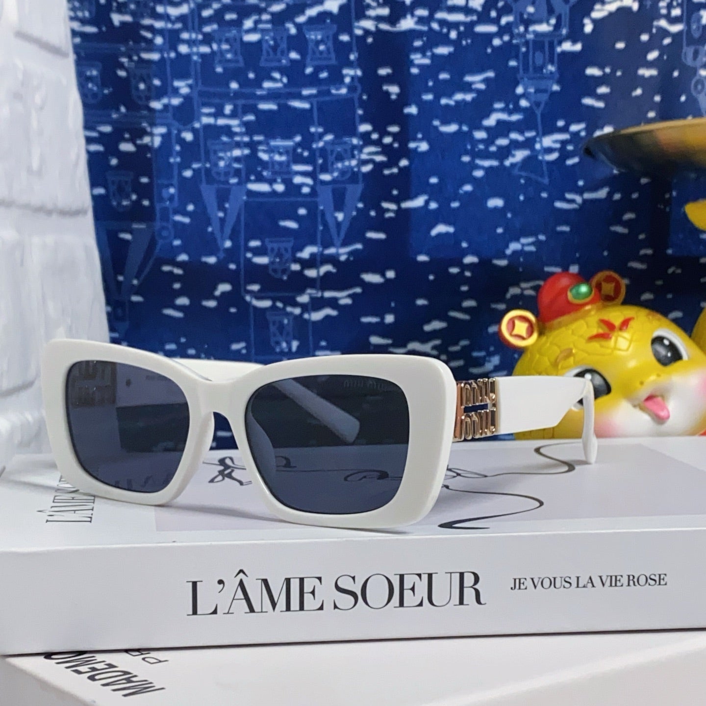 MIU MIU GLIMPSE SUNGLASSES 558346 IN WHITE ACETATE GOLD EMBOSSED LOGO