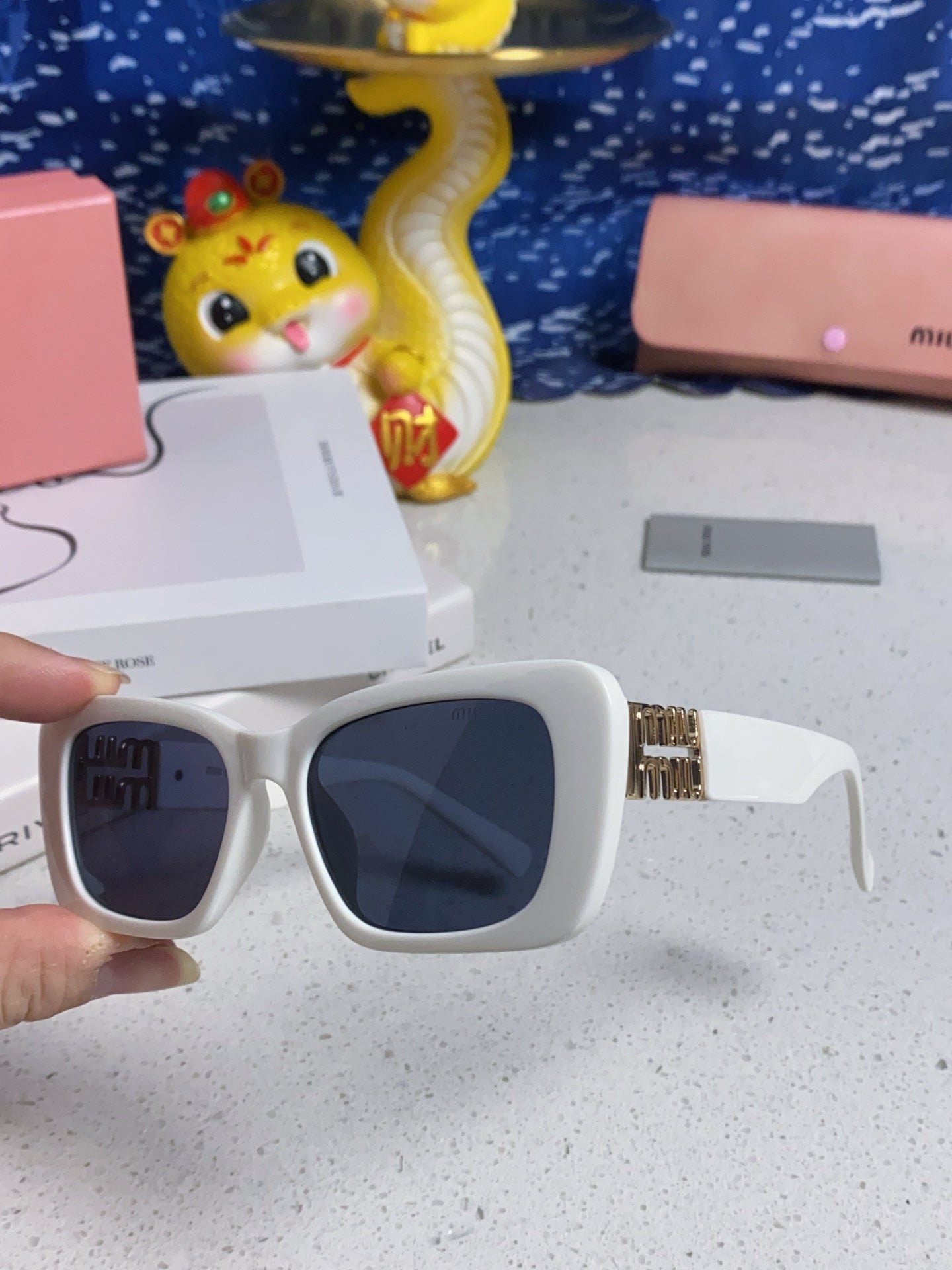 MIU MIU GLIMPSE SUNGLASSES 558346 IN WHITE ACETATE GOLD EMBOSSED LOGO