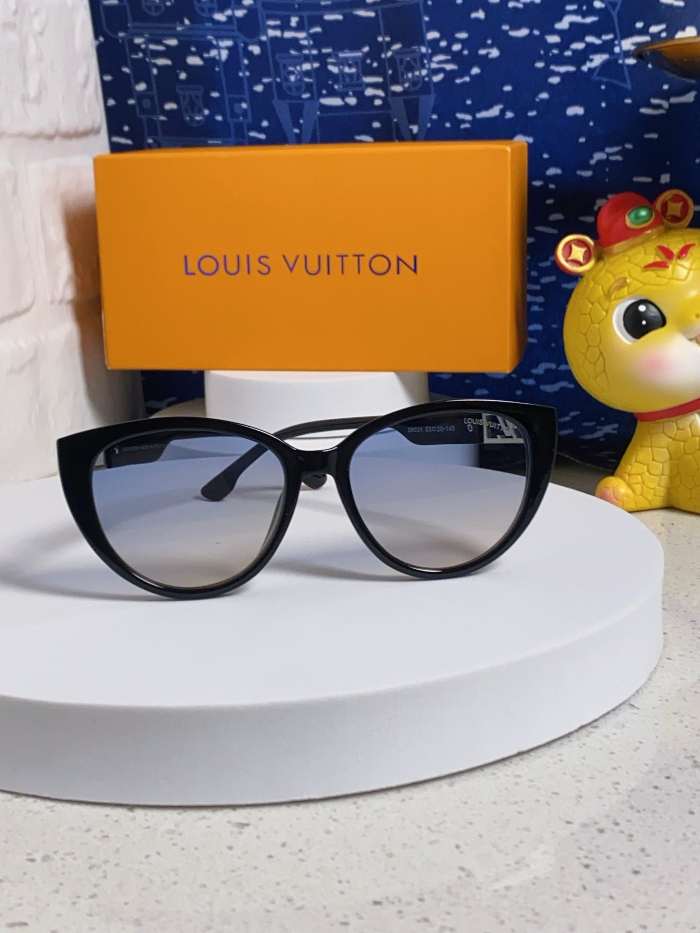 LOUIS VUITTON CAT EYE SUNGLASSES 567470 IN BLACK ACETATE GREY SMOKE LENS