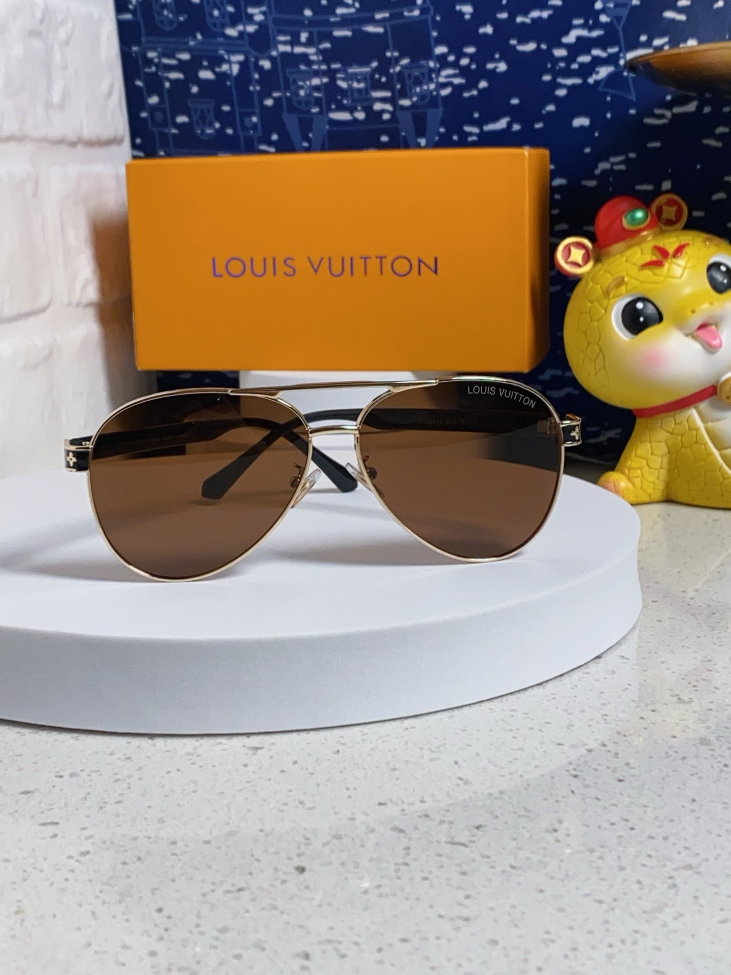 LOUIS VUITTON PILOT SUNGLASSES 571634 IN GOLD METAL BROWN LENSES MONOGRAM LOGO