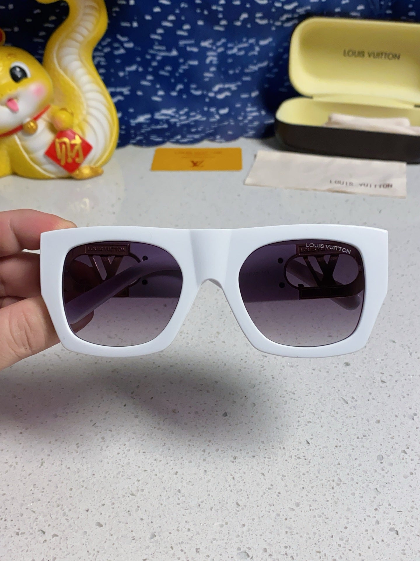 LOUIS VUITTON LINK SQUARE SUNGLASSES 570274 IN WHITE ACETATE GOLD LOGO