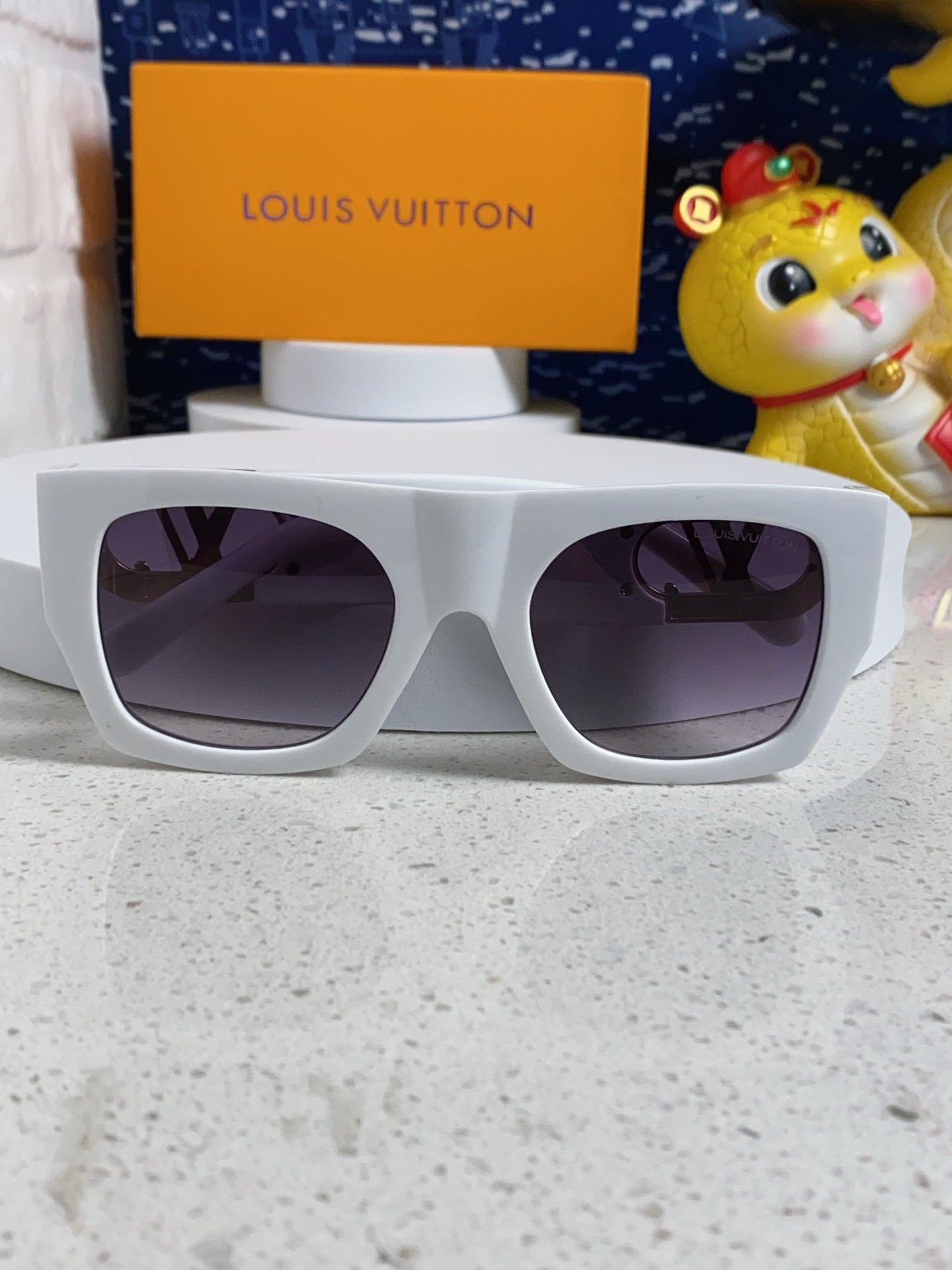LOUIS VUITTON LINK SQUARE SUNGLASSES 570274 IN WHITE ACETATE GOLD LOGO