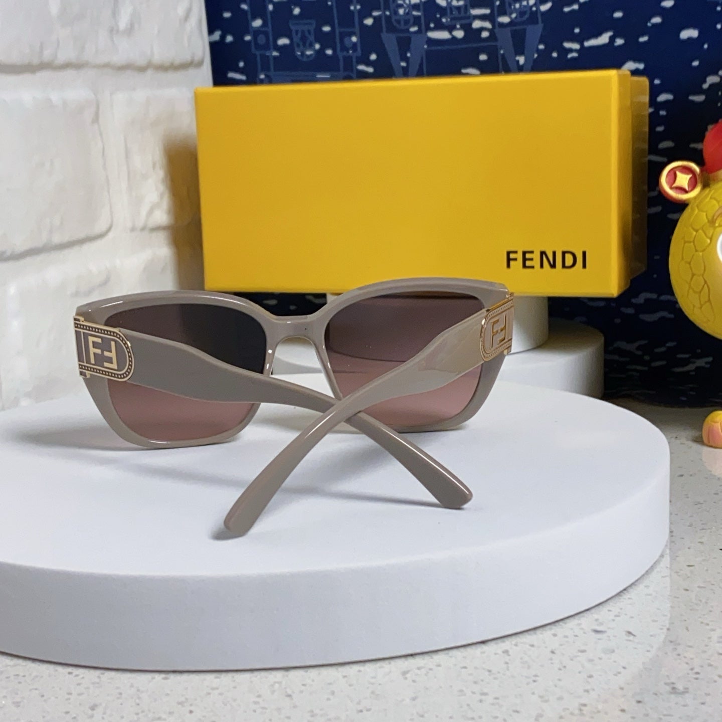 FENDI DIAGONAL CHUNKY SQUARE FRAME SUNGLASSES 543494 IN ACETATE