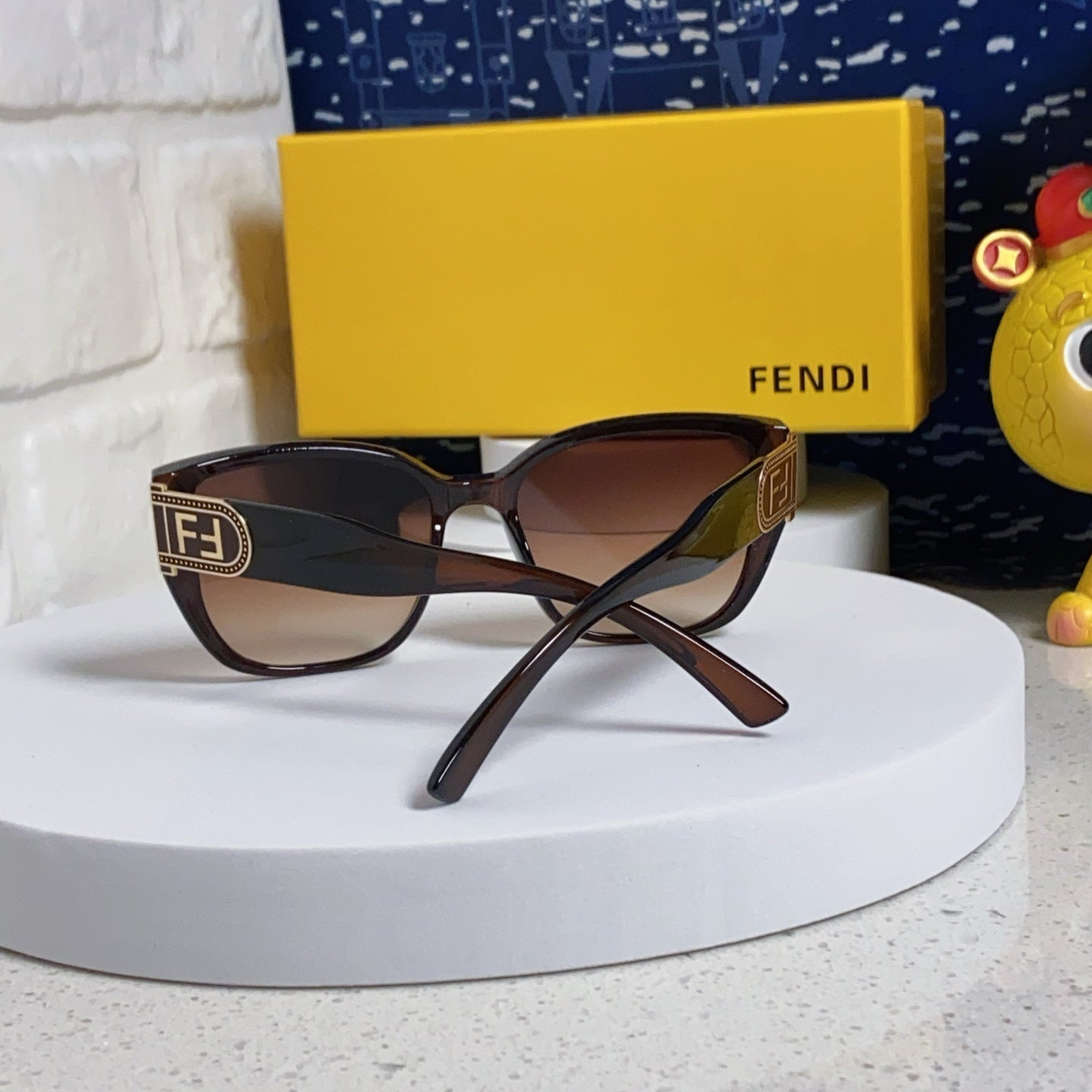 FENDI DIAGONAL CHUNKY SQUARE FRAME SUNGLASSES 543494 IN ACETATE