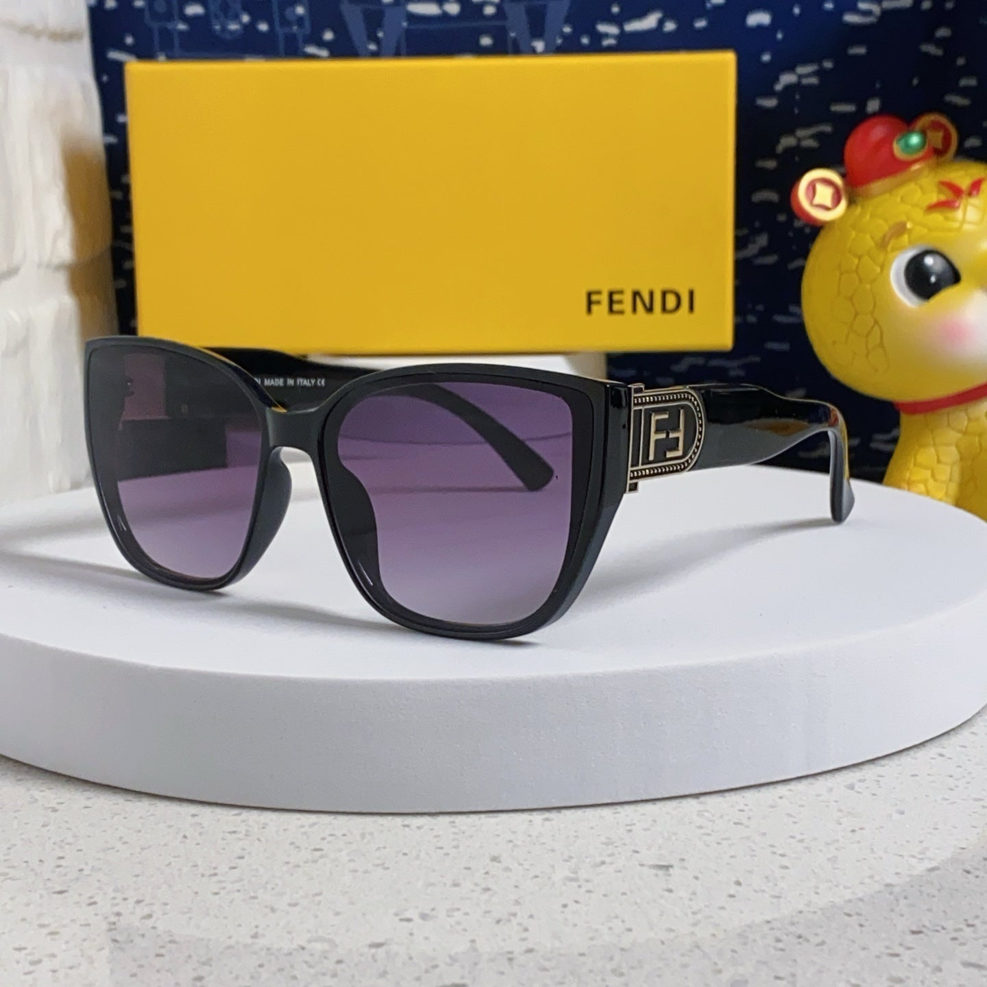 FENDI DIAGONAL CHUNKY SQUARE FRAME SUNGLASSES 543494 IN ACETATE