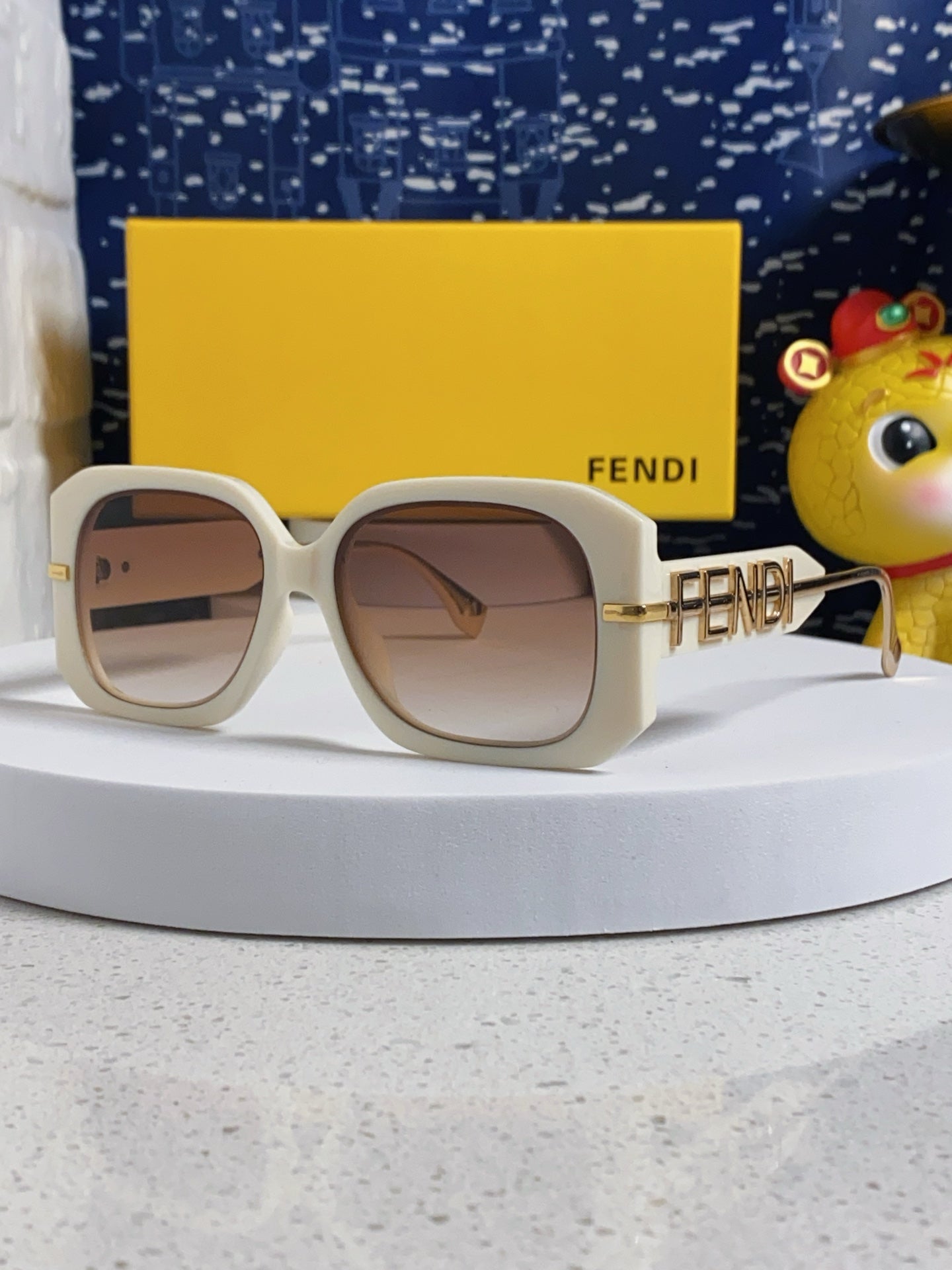 FENDI OVERSIZES FF DIAMONDS SQUARE SUNGLASSES 551639 IN ACETATE