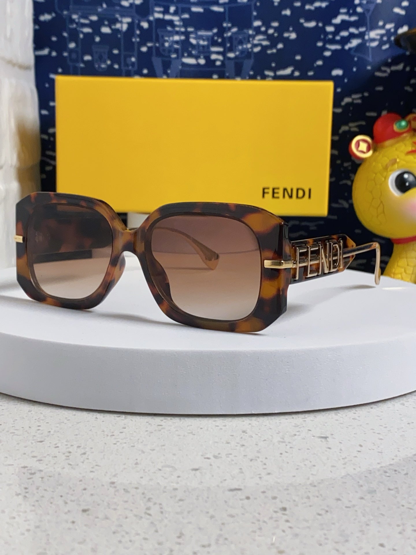 FENDI OVERSIZES FF DIAMONDS SQUARE SUNGLASSES 551639 IN ACETATE