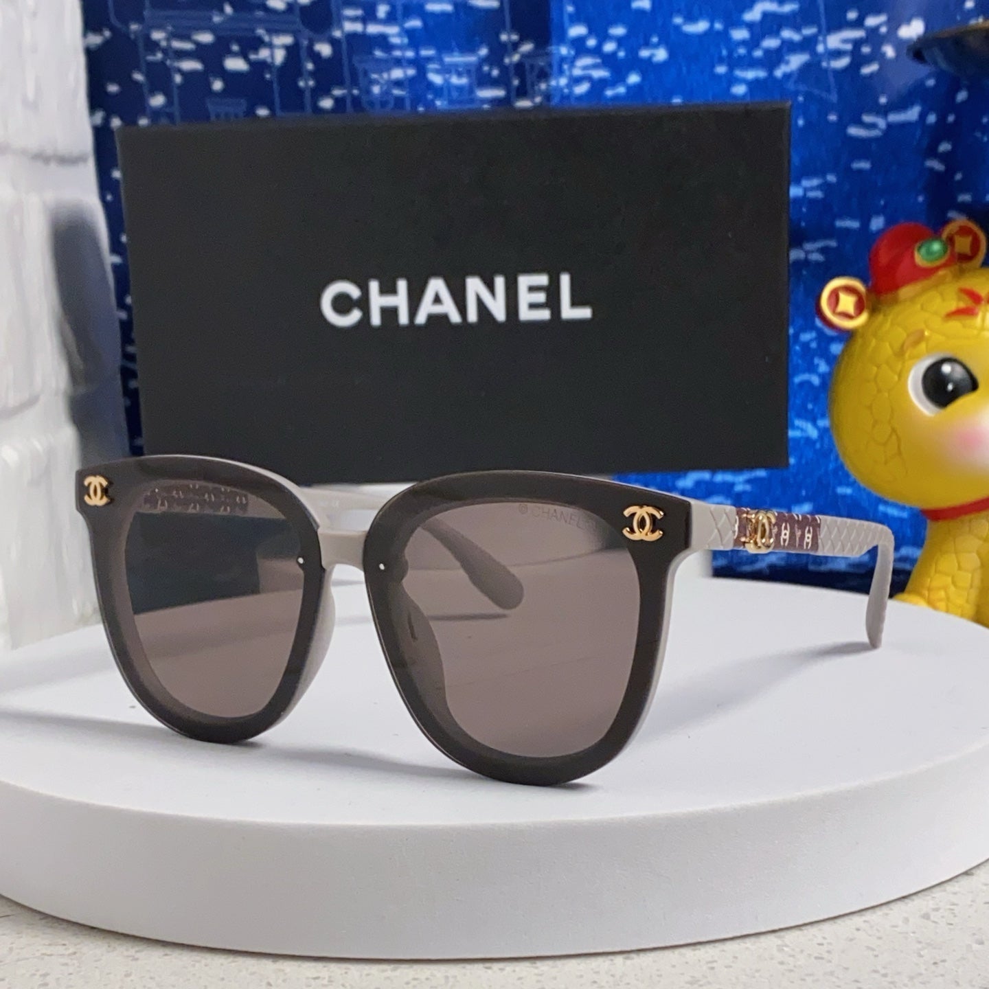 CHANEL BROWNLINE SUNGLASSES 638936 IN LIGHT GRAY ACETATE