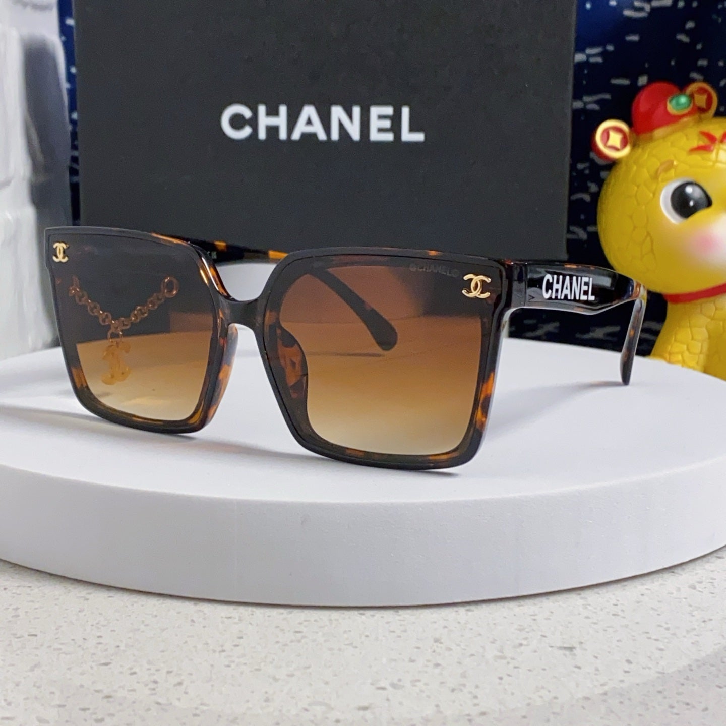 CHANEL SQUARE SUNGLASSES 641809 IN HAVANA ACETATE GOLD CHAIN