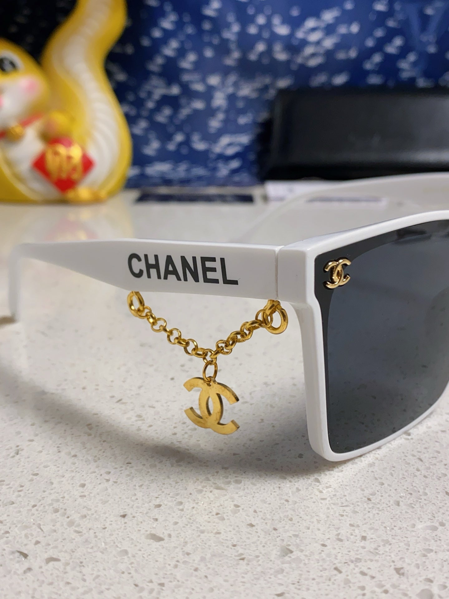 CHANEL SQUARE SUNGLASSES 641811 IN WHITE ACETATE GOLD CHAIN