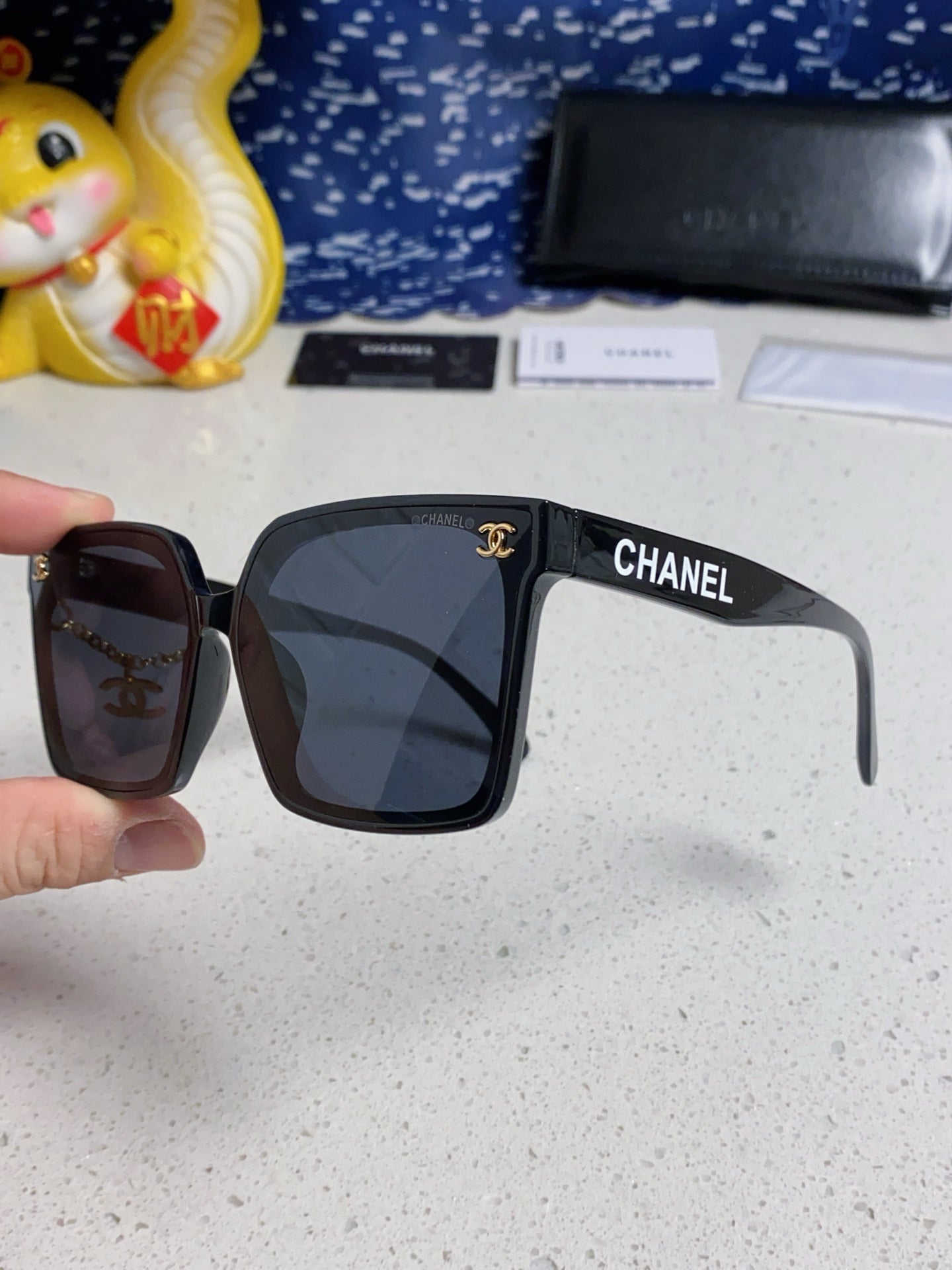 CHANEL SQUARE SUNGLASSES 641812 IN BLACK ACETATE GOLD CHAIN