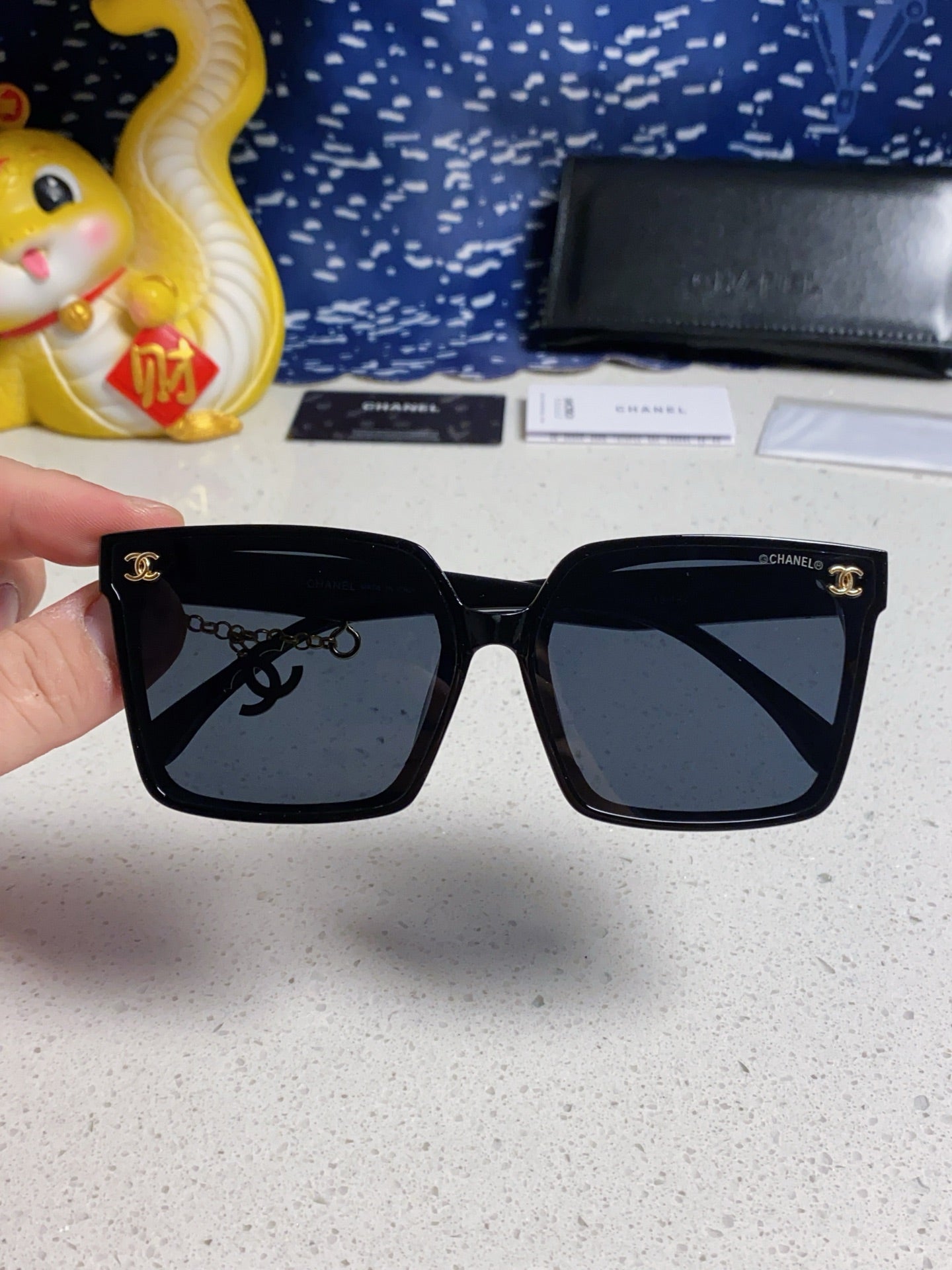 CHANEL SQUARE SUNGLASSES 641812 IN BLACK ACETATE GOLD CHAIN