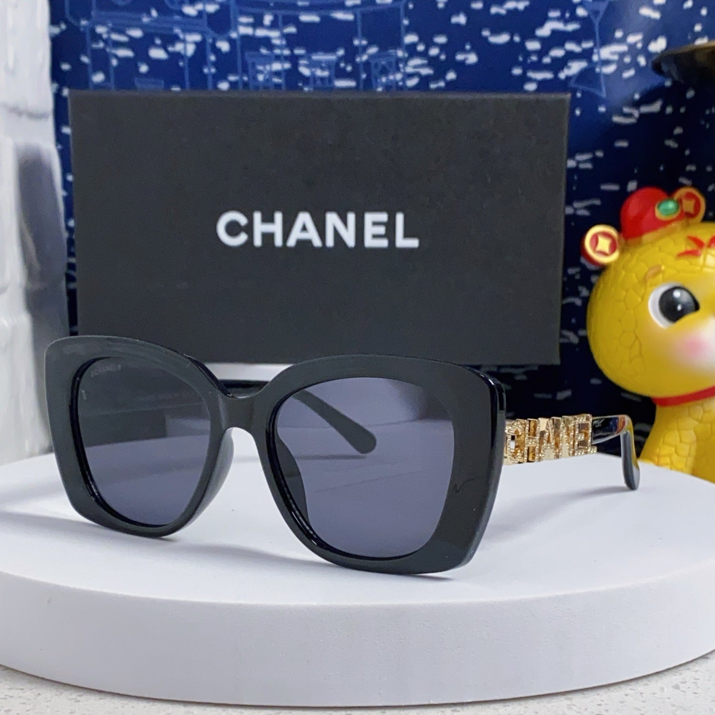 CHANEL BUTTERFLY SUNGLASSES 641816 IN BLACK ACETATE GOLD METAL LOGO